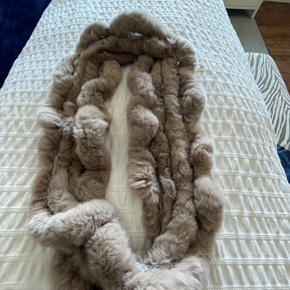 Rabbit Neck Scarf. Color Taupe - Picture 3 of 7